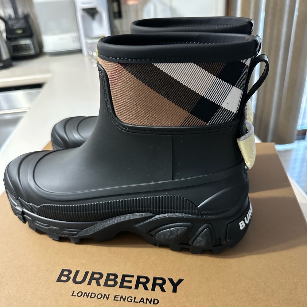 Size 40 Burberry boot’s brand new